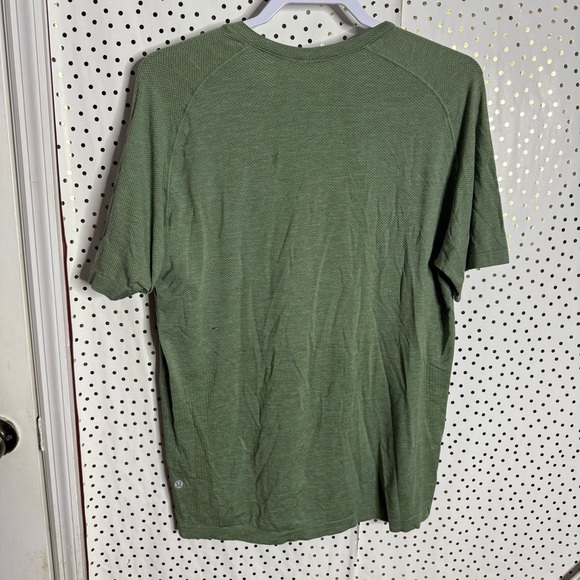 Lululemon Men's Green T-Shirt - Picture 6 of 6
